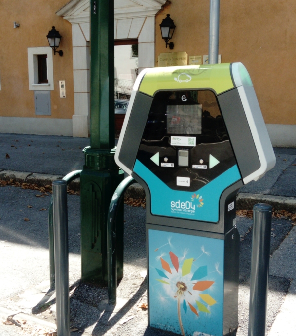 Borne de recharge pour véhicules électriques