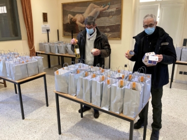 Distribution de paniers de Noël par le CCAS